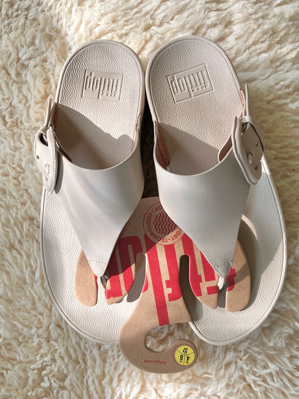 NWT  FitFlop Lulu Covered Buckle Leather Adjustable Toe Post Sandals in Stone 6 - Picture 5 of 16